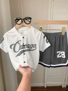 Bộ 2 áo khoác cardigan trẻ em thể thao thường ngày phong cách đại học dễ thương có họa tiết chữ và quần short kiểu áo khoác bóng chày phù hợp cho trang phục trẻ em, quần áo bé trai mới biết đi, bộ đồ trở lại trường cho bé trai phù hợp cho tiệc sinh nhật, tiệc tối, biểu diễn, đám cưới, lễ rửa tội, lễ khai mạc hàng ngày - Xám - Xem 2