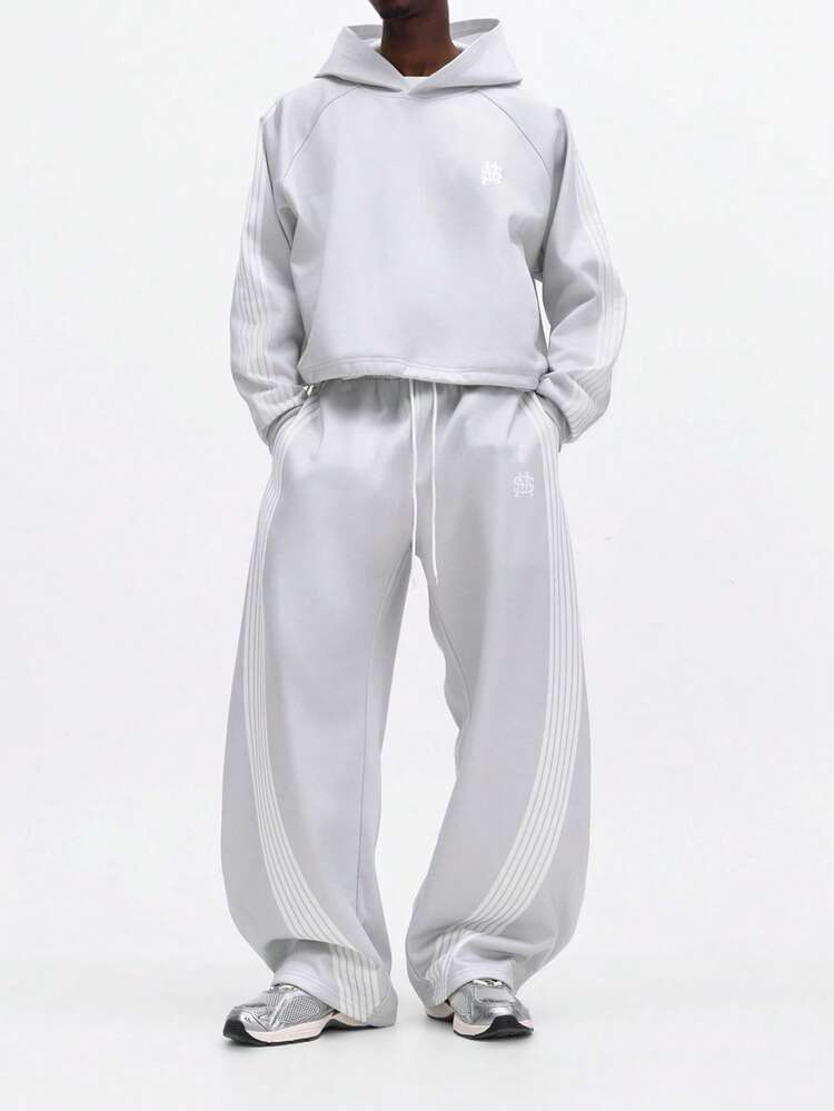 Passendes Set aus Kapuzenpullover und Jogginghose