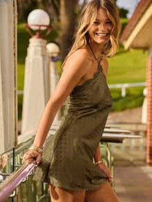 Aralina 露背高领系带提花圆点缎面斜裁迷你连衣裙，完美适合返校节和毕业典礼。 - 軍綠色 - 查看 4