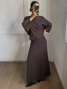 Livesso 秋冬宽松商务休闲街头时尚棕色优雅新年圣诞纹理条纹蝙蝠袖套头毛衣和A字裙两件套女装 - 棕色 - 查看 3