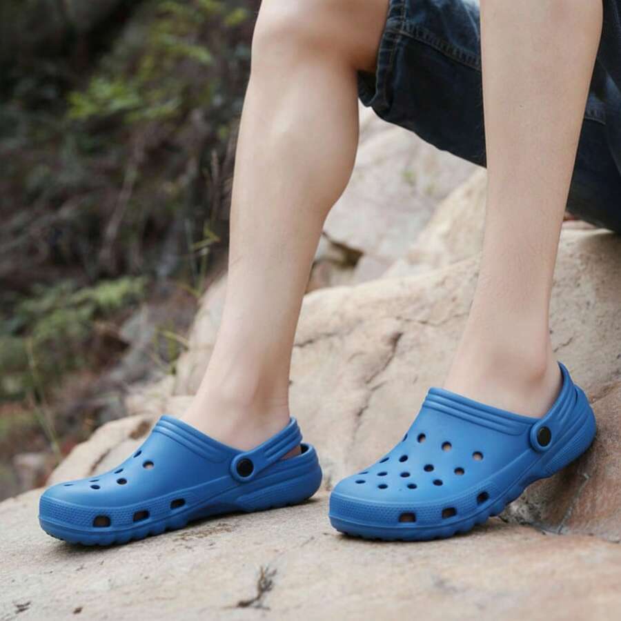 Sandalias para hombre ligeras con diseño perforado y correa ajustable, punta redonda y suela antideslizante, estilo casual para playa y hogar - Azul - Ver 1