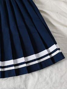 SHEIN 女童简约白色和蓝色长袖Polo领卫衣搭配百褶迷你裙套装，适合上学、郊游、聚会、运动以及秋冬季穿着。