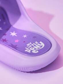 My Little Pony X SHEIN 可爱卡通暮光闪闪女孩紫色儿童拖鞋，适合幼儿和儿童，速干、轻便、耐用的EVA材质，室内外皆宜，可在浴室、游乐场、游泳池、海滩等场所穿着，独角兽图案，送礼佳品。 - 紫色 - 查看 8