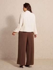 Elaquor Conjunto elegante de duas peças para mulheres plus size com blusa de manga comprida com detalhe de laço e calça pantalona. - Multicolorido - Ver 2