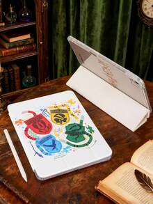 HARRY POTTER X SHEIN 透明亚克力四色动物徽章字母图案彩绘翻盖保护套，兼容 iPad Mini 4/ Mini 5/ Mini 6/ Mini 7/Air/Air 2/9.7/10.5/10.2/Air 4/Air 5/10.9/Pro 11/10/2024 Air 11 (M2)/Pro 11 (M4) 2024/Air 11 英寸 (M3) 2025/iPad (A16) 11 英寸第 11 代 2025 款。高透明度保护套，产品不含触控笔。部分型号在边框内设有内置触控笔插槽。 - 彩色 - 查看 5
