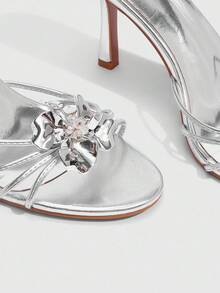 CUCCOO SZL Sandalias de tacón alto sexy de 9 cm con puntera puntiaguda, decoración floral y hebilla, de PU metalizado, adecuadas para citas y fiestas - Plateado - Ver 9