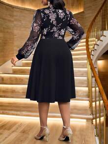 SHEIN Lady CURVE 大码女式花卉亮片饰边V领长袖优雅连衣裙 - 黑色 - 查看 2