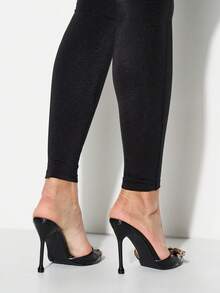 KIZN 尖头细高跟穆勒鞋，饰有搭扣和压纹纹理 - 黑色 - 查看 4