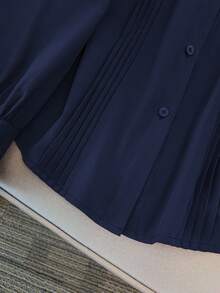 GlowEve CURVE Kemeja Wanita Ukuran Besar Lengan Panjang Kerah Tegak Kecil Bergaris Kasual Warna Polos dengan Manset Berkerut, Cocok untuk Perjalanan Sehari-hari - Navy Blue - View 5