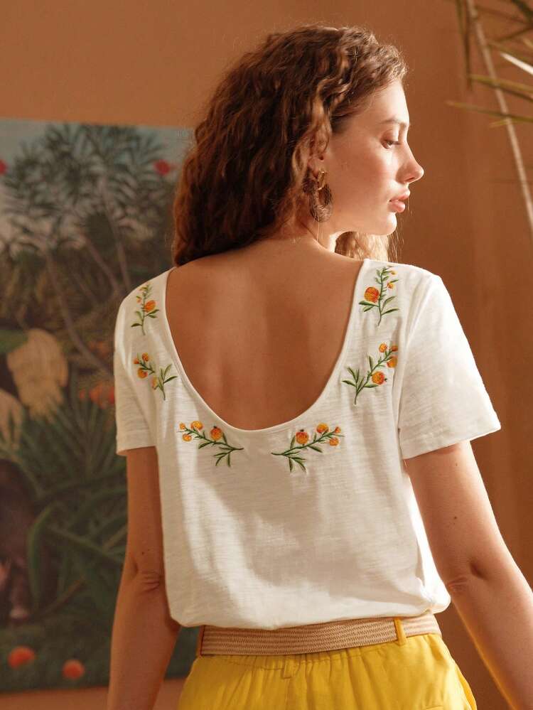 FLOWER EMBROIDERY FITTED T-SHIRT,GRAPHIC TEE
