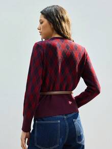 Maija 这款女士都市几何格纹艺术线条开衫，采用宽松休闲版型和柔软舒适的绒面面料。艺术线条和格纹图案增添时尚气息，适合感恩节、新年聚会、婚礼宾客以及日常休闲穿着，展现优雅随性的女性魅力。 - 彩色 - 查看 4