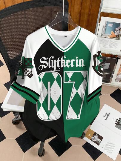 HARRY POTTER X SHEIN Camiseta de manga corta con cuello en V para hombres, con bloque de color, letras y patrón de diamantes