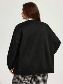 Enliva 加大码黑色宽松卫衣外套，带纽扣细节和口袋，长袖，女士秋冬大衣，CURVE PLUS - 黑色 - 查看 2