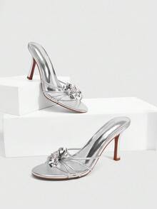 CUCCOO SZL Sandalias de tacón alto sexy de 9 cm con puntera puntiaguda, decoración floral y hebilla, de PU metalizado, adecuadas para citas y fiestas - Plateado - Ver 2