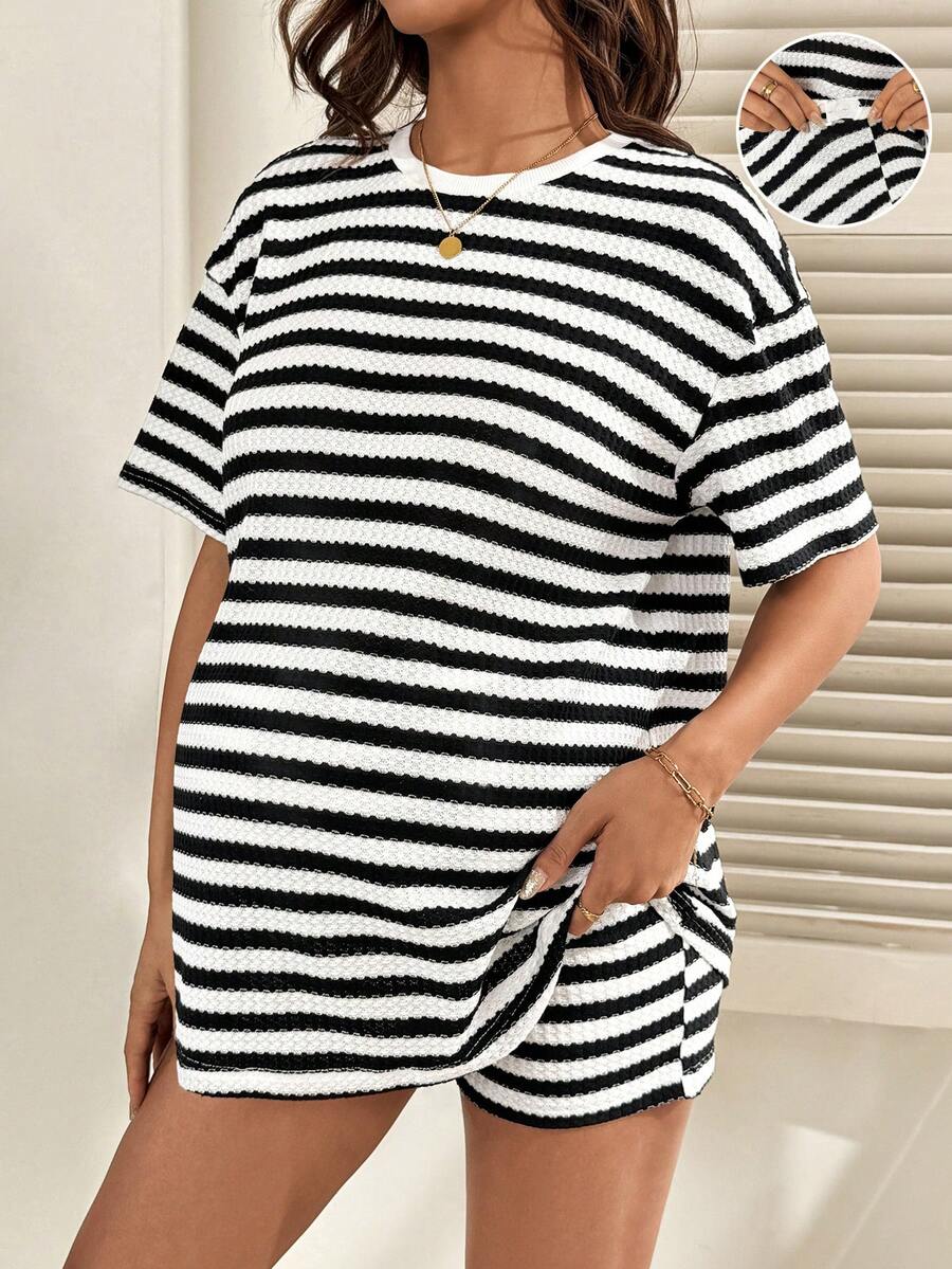 SHEIN 两件套孕妇撞色条纹圆领短袖上衣和短裤套装 - 黑與白 - 查看 1