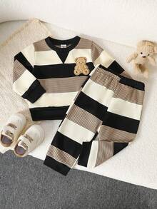 SHEIN Playful Pals 男婴春秋季条纹圆领长袖上衣，饰有可爱小熊图案，搭配纯蓝色修身长裤，休闲套装，适合外出、居家、轻度运动和生日派对穿着。 - 彩色 - 查看 4