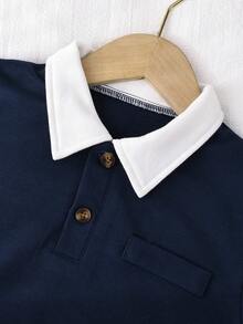 Genkimix Kids 两件套男童套装，儿童针织舒适条纹二合一卫衣，白色撞色领，时尚有型，搭配卡其色松紧腰宽松裤，适合秋冬季度假及日常穿着。