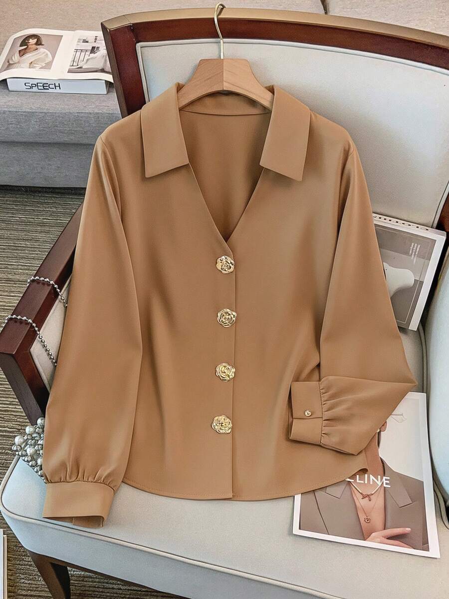 GlowEve CURVE Tricou elegant cu decolteu în V, mânecă lungă, material neted, cu nasturi și decor metalic auriu-roz, mărime plus, toamnă/iarnă - Cămilă - Vizualizare 1