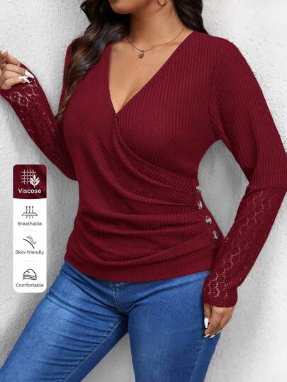 SHEIN Frenchy Camiseta de manga larga con cuello en V superpuesto, fruncida y con encaje de contraste, para mujer de talla grande, para otoño, primavera y verano