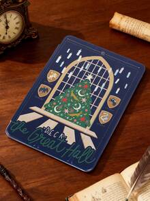 HARRY POTTER X SHEIN 透明亚克力材质的绿色圣诞树矗立在深蓝色背景上，树上点缀着鸟儿、月亮和雪花图案。这款翻盖式保护套兼容 iPad Mini 4/ Mini 5/ Mini 6/ Mini 7/Air/Air 2/9.7/10.5/10.2/Air 4/Air 5/10.9/Pro 11/10/2024/Air 11 (M2)/Pro 11 (M4) 2024/Air 11 英寸 (M3) 2025/iPad (A16) 11 英寸 11 代。 - 彩色 - 查看 4