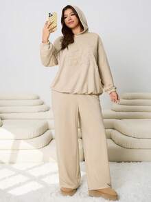 SHEIN EZwear 2026春夏新款休闲连帽衫和运动裤两件套，舒适柔软，刺绣贴花设计，适合外出、日常穿着、派对、约会、音乐节、返校、新年等场合，杏色和奶油色可选，大码尺码。 - 杏色 - 查看 4