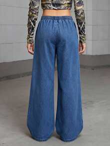 SHEIN Jeans rectos de mezclilla negra con parches para adolescentes, moda casual de campus recomendada para otoño/invierno. Tela negra clásica y cómoda, con panel frontal de parches, cintura elástica con cordón, fácil de poner y quitar, silueta recta holgada que estiliza las piernas, adecuado para diversos tipos de Body. Versátil y resistente a la suciedad, perfecto para salidas, ocio en el campus o uso diario, creando un aspecto juvenil y enérgico. - Azul lavado oscuro - Ver 2