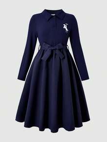 SHEIN Chelsea Crush 女童长袖 Polo 领 T 恤裙，舒适罗纹 Polo 领，A 字裙摆饰有马术印花，优雅淑女风，厚度适中，适合春秋季休闲、返校、度假等场合穿着。 - 藏蓝色 - 查看 3