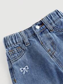 女婴可爱白色蝴蝶结刺绣图案蓝色牛仔宽松裤，适合秋季、冬季、休闲时尚度假穿着，2000年代风格，圣诞节，街头风牛仔裤 - 中等水洗藍 - 查看 5