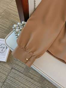 GlowEve CURVE Tricou elegant cu decolteu în V, mânecă lungă, material neted, cu nasturi și decor metalic auriu-roz, mărime plus, toamnă/iarnă - Cămilă - Vizualizare 6