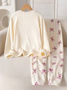 1套圣诞快乐女孩睡衣 - 酒红色毛绒蝴蝶结和奶油色刺绣长袖上衣，蝴蝶结装饰毛绒裤子。柔软针织面料，穿着舒适，可机洗。3件套单独出售