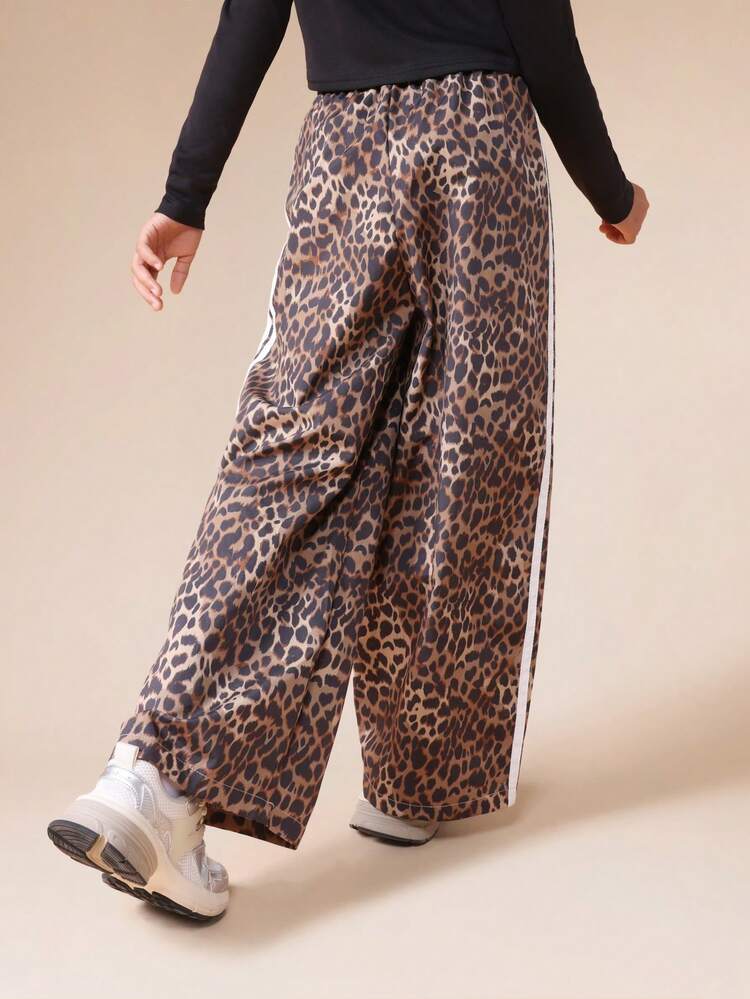 Jogginghose mit Leopardenmuster, seitlichen Streifen und weitem Bein