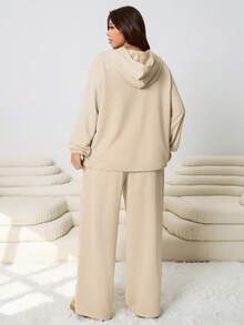 SHEIN EZwear 2026春夏新款休闲连帽衫和运动裤两件套，舒适柔软，刺绣贴花设计，适合外出、日常穿着、派对、约会、音乐节、返校、新年等场合，杏色和奶油色可选，大码尺码。 - 杏色 - 查看 2