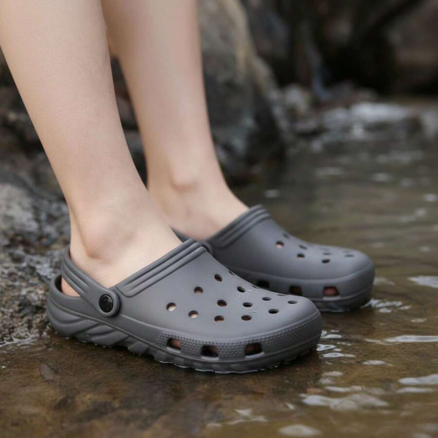 Sandalias para hombre ligeras con diseño perforado y correa ajustable, punta redonda y suela antideslizante, estilo casual para playa y hogar - Gris - Ver 1