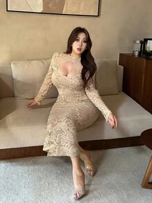 SHEIN CURVE+ 大码女士性感复古优雅浪漫蕾丝镂空拼接领口花卉装饰修身开衩下摆派对连衣裙，适合派对、日常穿着、新年派对、约会之夜、情人节、春夏秋季穿着。 - 杏色 - 查看 7