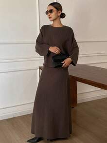 Livesso 秋冬宽松商务休闲街头时尚棕色优雅新年圣诞纹理条纹蝙蝠袖套头毛衣和A字裙两件套女装 - 棕色 - 查看 2