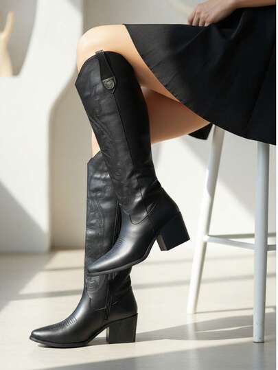 Botas vaqueras color camel y negro de media caña para mujer, estilo clásico western, de piel sintética, con tacón grueso y detalles bordados, ideales para looks de otoño e invierno. Elegantes botas vaqueras bordadas para mujer, con tacón cuadrado, punta fina y diseño sin cierre. Perfectas para ocasiones casuales o formales. Color marrón. Botas vaqueras de media caña de inspiración vintage para mujer, cómodas, de piel sintética, con detalles de costura únicos y cremallera lateral.