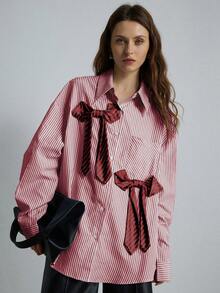 Aveloria Modichic 女士宽松男友风条纹蝴蝶结装饰纽扣衬衫，情人节春季可爱趣味衬衫 - 紅色 - 查看 3