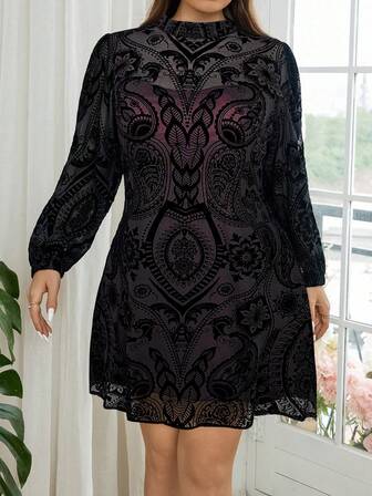 SHEIN Privé Vestido elegante de manga larga y corte evasé con estampado de flocado y tela transparente, talla grande