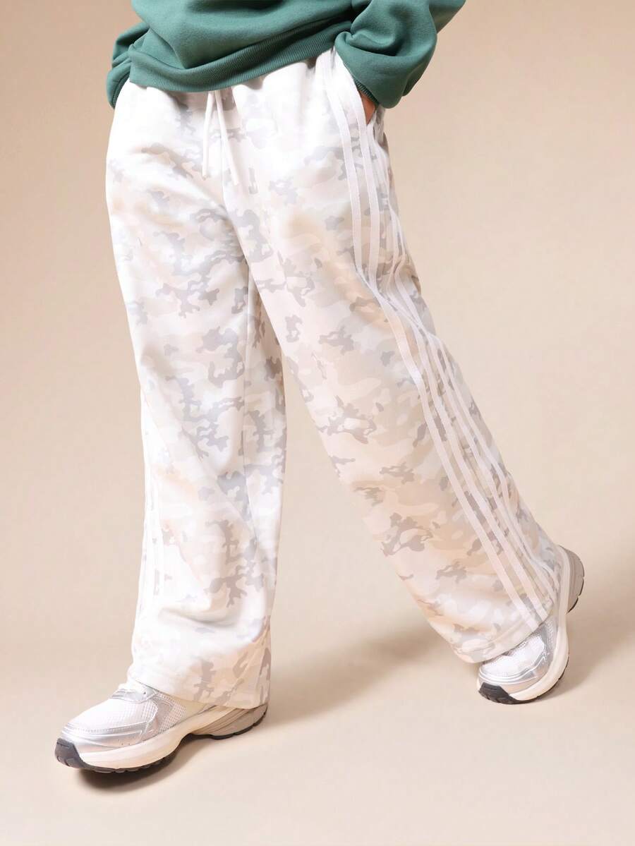 SUMWON 迷彩印花侧条纹阔腿运动裤，抽绳腰带，弹性裤脚，适合日常休闲度假穿着 - 軍綠色 - 查看 1