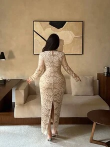 SHEIN CURVE+ 大码女士性感复古优雅浪漫蕾丝镂空拼接领口花卉装饰修身开衩下摆派对连衣裙，适合派对、日常穿着、新年派对、约会之夜、情人节、春夏秋季穿着。 - 杏色 - 查看 2