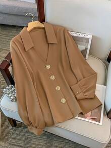 GlowEve CURVE Tricou elegant cu decolteu în V, mânecă lungă, material neted, cu nasturi și decor metalic auriu-roz, mărime plus, toamnă/iarnă - Cămilă - Vizualizare 3