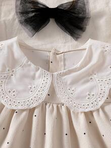 SHEIN Vintaside Kids 这款女婴波点A字连衣裙，配有荷叶边领和长泡泡袖，并附赠网纱头饰。A字廓形经典优雅，适合各种宝宝体型。荷叶边泡泡袖可爱迷人，无论是玩耍还是拍照，都能让您的小公主光彩照人。同时也是妈妈们必备的时尚单品。 - 杏色 - 查看 5
