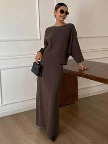 Livesso 秋冬宽松商务休闲街头时尚棕色优雅新年圣诞纹理条纹蝙蝠袖套头毛衣和A字裙两件套女装 - 棕色 - 查看 6