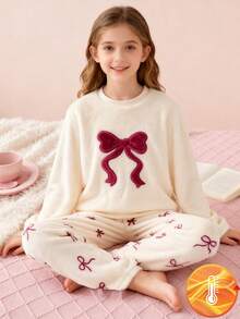 1套圣诞快乐女孩睡衣 - 酒红色毛绒蝴蝶结和奶油色刺绣长袖上衣，蝴蝶结装饰毛绒裤子。柔软针织面料，穿着舒适，可机洗。3件套单独出售