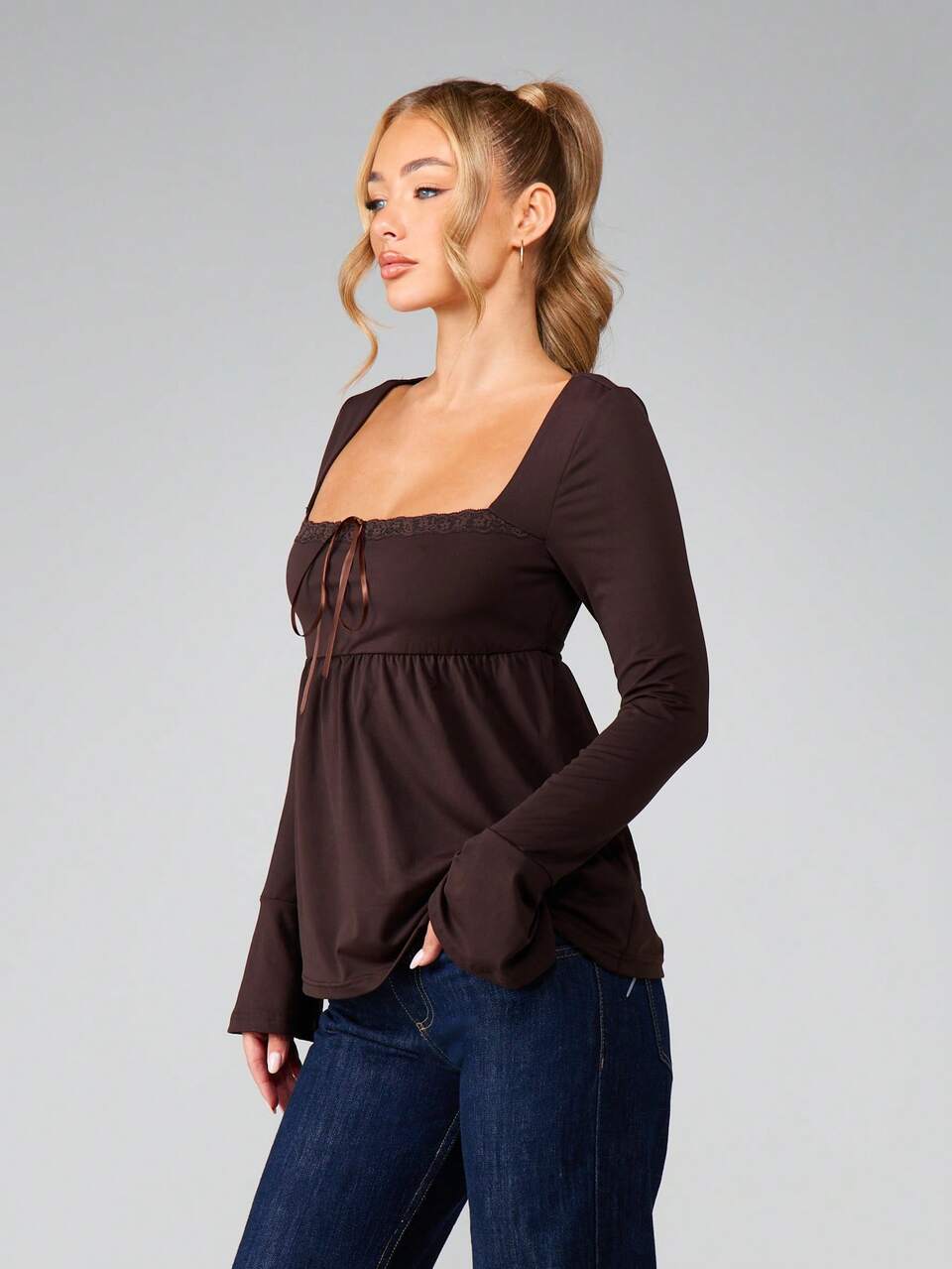 MISSGUIDED Top babydoll à manches longues avec encolure carrée, garni de dentelle, avec détail de nœud à l'avant et taille empire froncée, pour l'automne et l'hiver