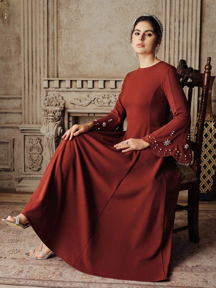 Vestido de manga larga ajustado con vuelo en color borgoña con puños adornados con rhinestones, vestido de línea A para ocasiones formales