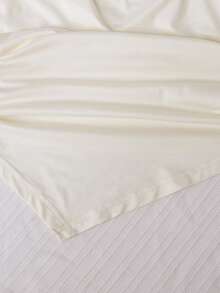 少女多色不对称领口褶皱腰身+金属扣不对称短袖T恤，适合春夏穿着，独特的不对称领口设计，褶皱腰身，金属扣装饰，展现时尚个性，适合日常、派对、校园等场合。