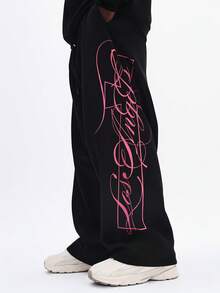 SUMWON Pantalones de chándal de corte relajado con estampado gráfico de texto rosa, cintura con cordón cómodo, pantalones casuales para estar en casa - Negro - Ver 3