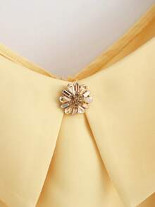 SHEIN LUNE Blouse élégante avec volants à l'épaule dénudée, style chic et luxueux léger, silhouette romantique ajustée de haute qualité, convient pour les sorties de printemps/automne - Jaune clair - Voir 5