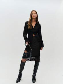 Nöista Chân váy bút chì cạp cao lấp lánh ánh hologram với đường xẻ tà bên hông và viền ren lượn sóng. Một chiếc váy ôm sát cơ thể hoàn hảo cho các buổi tiệc cocktail, sự kiện trang trọng hoặc những buổi đi chơi tối. - màu đen - Xem 6